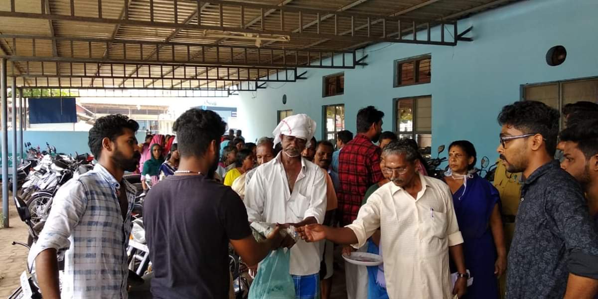cinemapayyan's tweet photo. Contributions to Kerala from @Suriya_offl fans. 

Every fan is a social worker 👍 https://t.co/eN9QP2HfZa