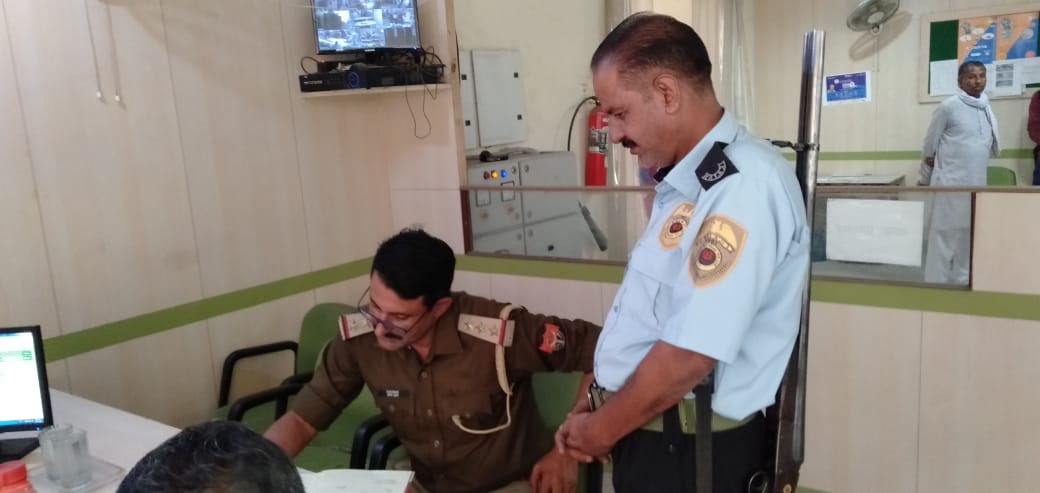 budaunpolice's tweet photo. श्रीमान वरिष्ठ पुलिस अधीक्षक महोदय श्री अशोक कुमार #badaunpolice के निर्देशन में बैकों की सुरक्षा हेतु जनपद में चलाया गया चेकिंग अभियान ।
@Uppolice @dgpup @adgzonebareilly @igrangebareilly @PremPrakashIPS https://t.co/8zYrO883IQ