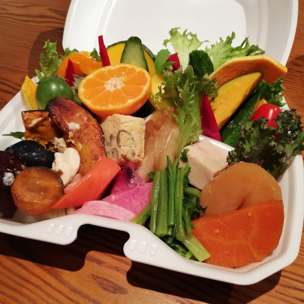 vege_brother's tweet photo. ただいま出前の弁当検討中なんですが、どっちの見た目が良いですか？？

右か左か、コメント欄で良い方に、お願いします！！

あと、多くの意見欲しいので、RTで拡散お願いします。

RT頂いた方から抽選で1名様にこのお弁当、プレゼントします。(ただし、新宿の農家の台所に来れる方に限ります。) https://t.co/K7PgwJKOjh