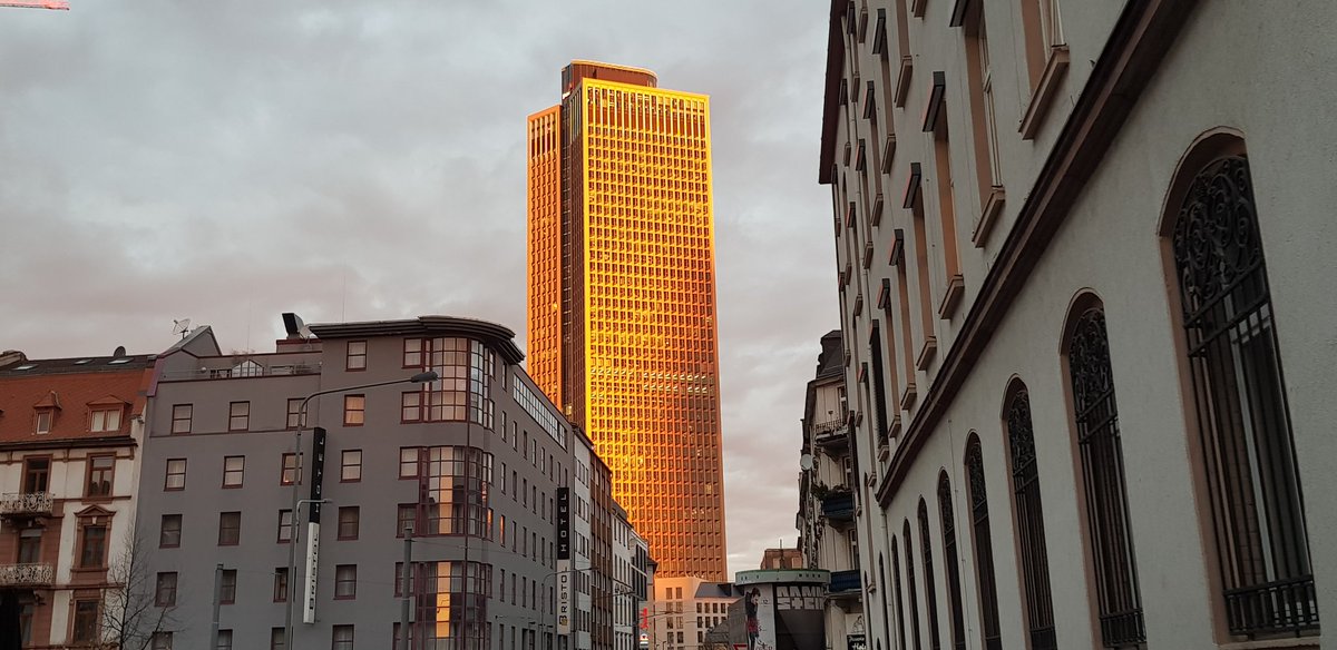 CHaerthefall's tweet photo. #MondayMotivation: Wenn einen der Arbeitsplatz anstrahlt. #GutenMorgen #Frankfurt, guten Morgen #Tower185, guten Morgen @hkp_group! https://t.co/oaloE4k4kk