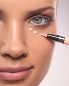 Makeup Tip Monday 
Concealing Cleverly:
Have you noticed fine lines and dark circles around the eyes.
Use a concealer that is highlighting and hydrating to conceal and lift the eye area.
#makeupartist #makeutipmonday #mua #johannesburg #bridalmakeup #beauty #concealer #darkcircle