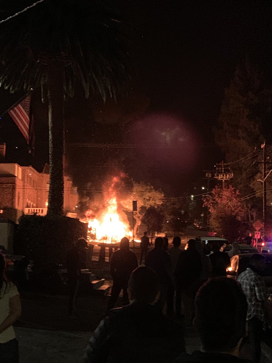 rflmartinezg's tweet photo. @UCBerkeley fire over Fiji #greekrow #berkeley https://t.co/AnzE24YKk1