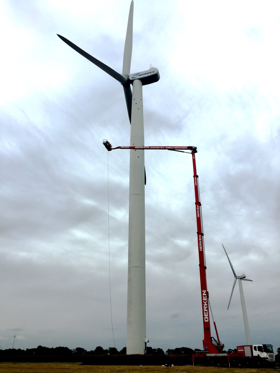 Schoonmaken van de windmolen op 90m, levert Gerken Hoogwerkers GL 90. Wilt u meer weten over veilig werken op hoogte, neem dan contact met ons op via verhuur@gerken-hoogwerkers.nl of bel 088 428 80 80 ow.ly/r3D230j2lYW #Wieringenwerf #Vrachtwagenhoogwerker #windmolen