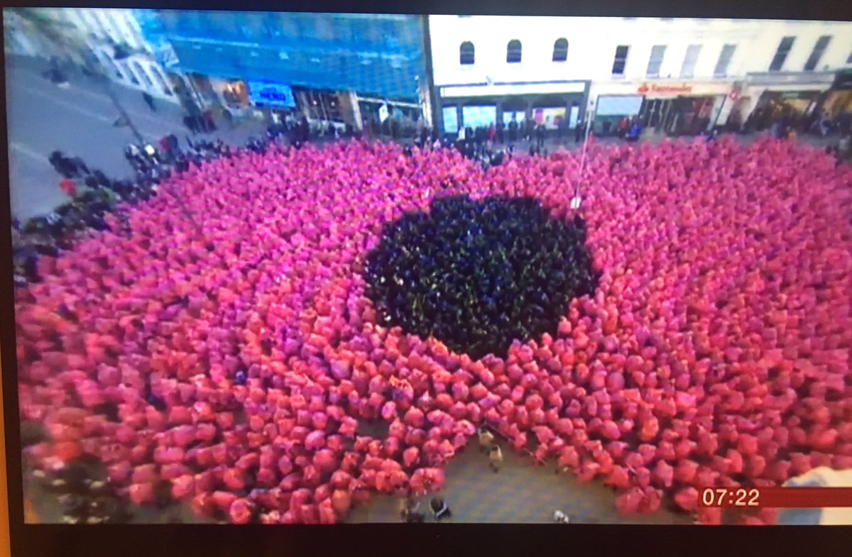 wendyj15's tweet photo. Amazing @Glos_Lad #Cirencester #WeWillRemberThem #humanpoppy โค๏ธ https://t.co/OaWvJvBYDB