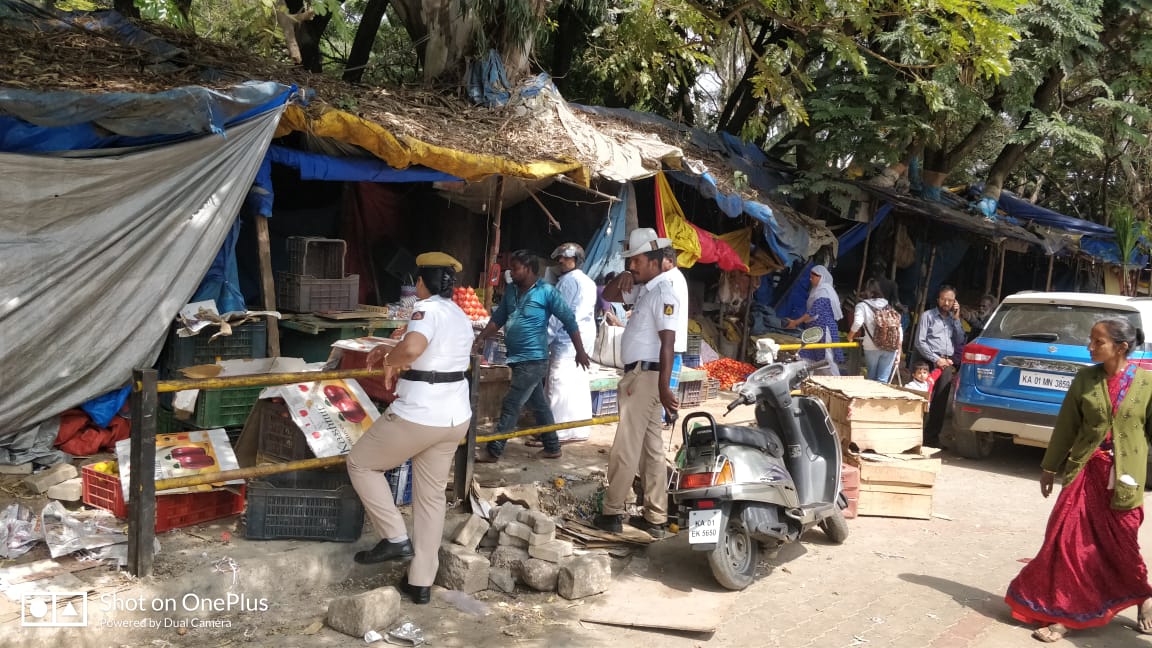 madivalatrfps's tweet image. In coordination with @madivalaps and @BBMP_MAYOR @BBMPCOMM we cleared the Madivala Market Rd. from all the illegal encroachment of vegetable vendors on centre divider and have requested them to use the complex built by BBMP.