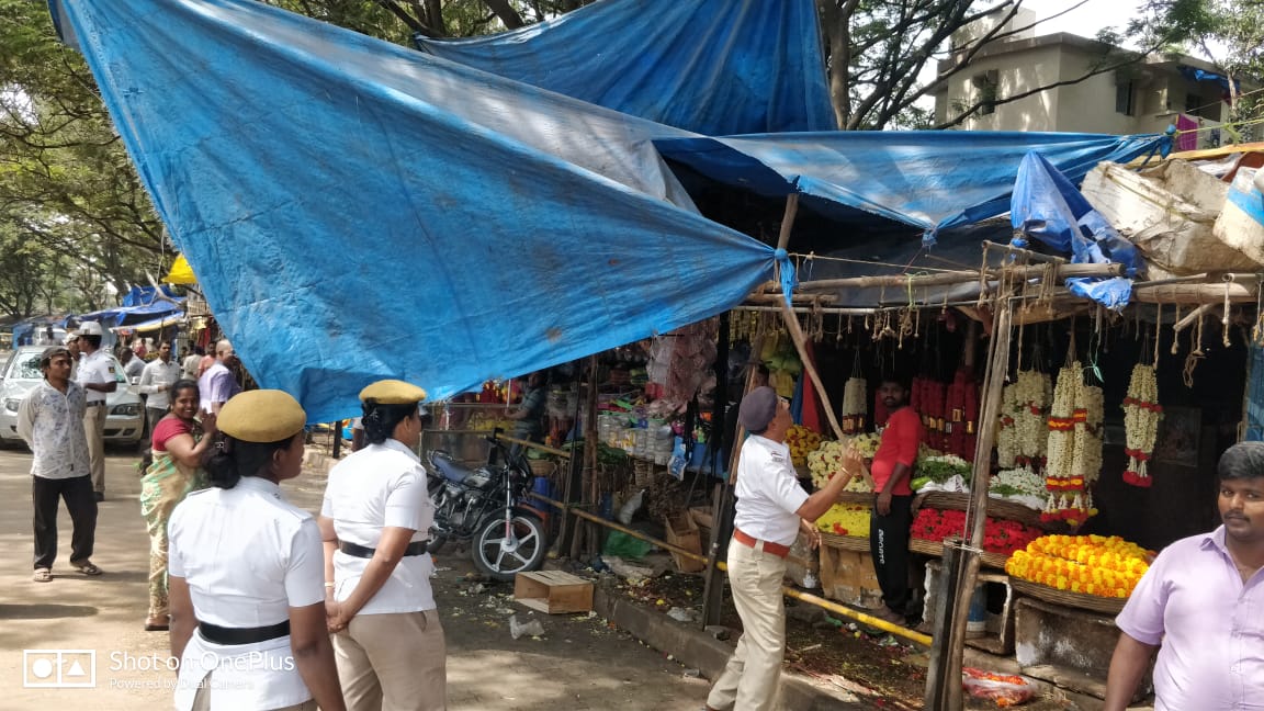 madivalatrfps's tweet image. In coordination with @madivalaps and @BBMP_MAYOR @BBMPCOMM we cleared the Madivala Market Rd. from all the illegal encroachment of vegetable vendors on centre divider and have requested them to use the complex built by BBMP.