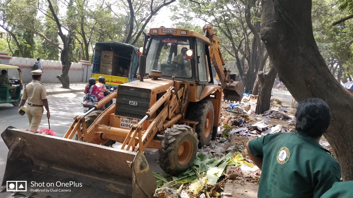 madivalatrfps's tweet image. In coordination with @madivalaps and @BBMP_MAYOR @BBMPCOMM we cleared the Madivala Market Rd. from all the illegal encroachment of vegetable vendors on centre divider and have requested them to use the complex built by BBMP.