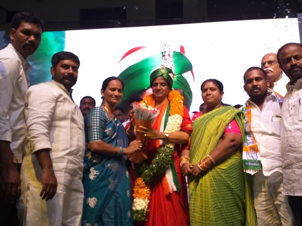 SabithaINC's tweet photo. మహేశ్వరం నియోజకవర్గం, మీర్ పేట్ మున్సిపాల్టీ, టీఆర్ఎస్ పార్టీకి చెందిన సరూర్ నగర్ ఎంపిపి శ్రీ తీగల విక్రమ్ రెడ్డి గారు, మంగ రవిగౌడ్ గారు, అనిత అనిల్ యాదవ్ గారు, కోట్యా నాయక్ గారు మరియు రెండు వేల మంది కార్యకర్తలతో కాంగ్రెస్ పార్టీ లో చేరారు. #SabithaIndraReddy #Maheshwaram https://t.co/we4s42ZbI0