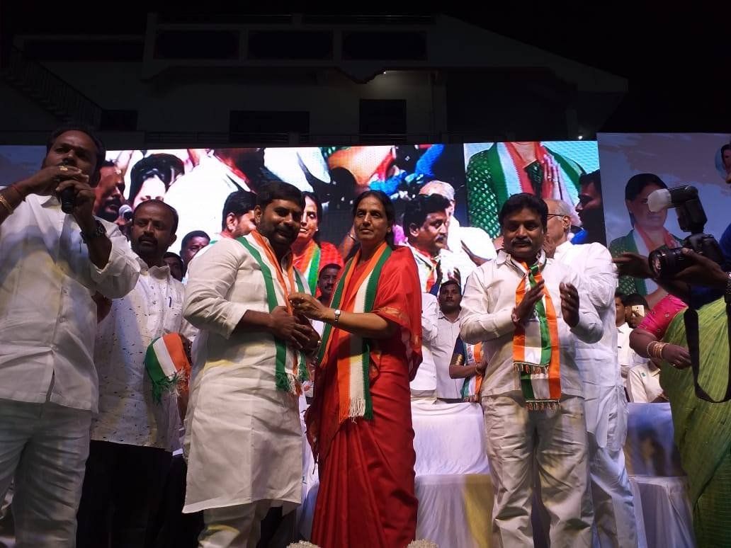 మహేశ్వరం నియోజకవర్గం, మీర్ పేట్ మున్సిపాల్టీ, టీఆర్ఎస్ పార్టీకి చెందిన సరూర్ నగర్ ఎంపిపి శ్రీ తీగల విక్రమ్ రెడ్డి గారు, మంగ రవిగౌడ్ గారు, అనిత అనిల్ యాదవ్ గారు, కోట్యా నాయక్ గారు మరియు రెండు వేల మంది కార్యకర్తలతో కాంగ్రెస్ పార్టీ లో చేరారు. #SabithaIndraReddy #Maheshwaram