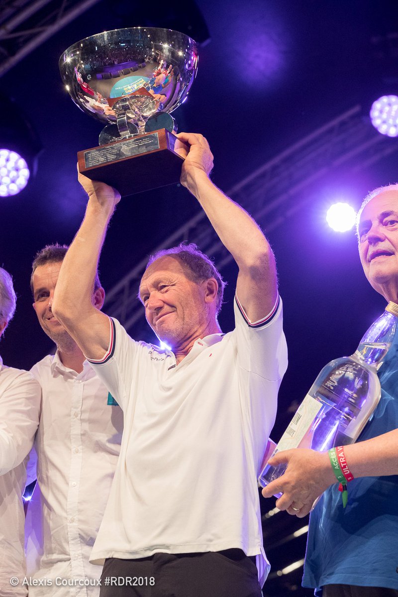 RouteDuRhum's tweet photo. L'ovation du public de @VILLEPAP pr🥇 @FrancisJoyon &amp;🥈@francoisgabart ‼️
F.Gabart  : "Je suis hyper content d'être derrière Francis, j'ai une admiration  pour ce qu'il fait [...] On a participé à l'Histoire de cette course" 
#CaCestSur #RDR2018 https://t.co/YzZfuYWOjB