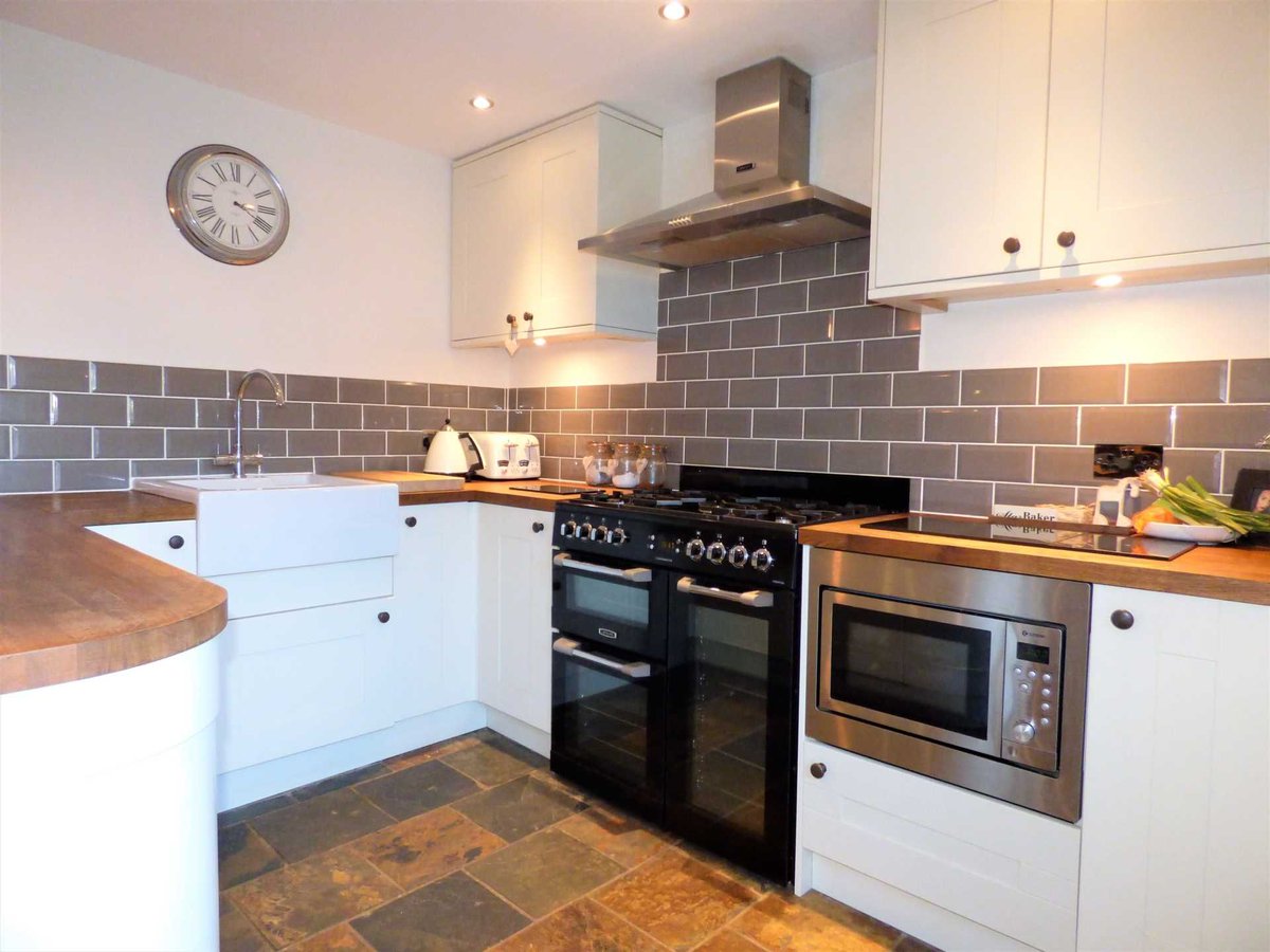 Hands up who wants to live in a sleepy #village ambiance whilst also living less than five minutes drive from the centre of #Brixham?  Well you can with this superb 3 bed #home in #ChurstonFerrers which comes complete with modern &amp; traditional touches. 
saundersandlingard.co.uk/property-for-s…