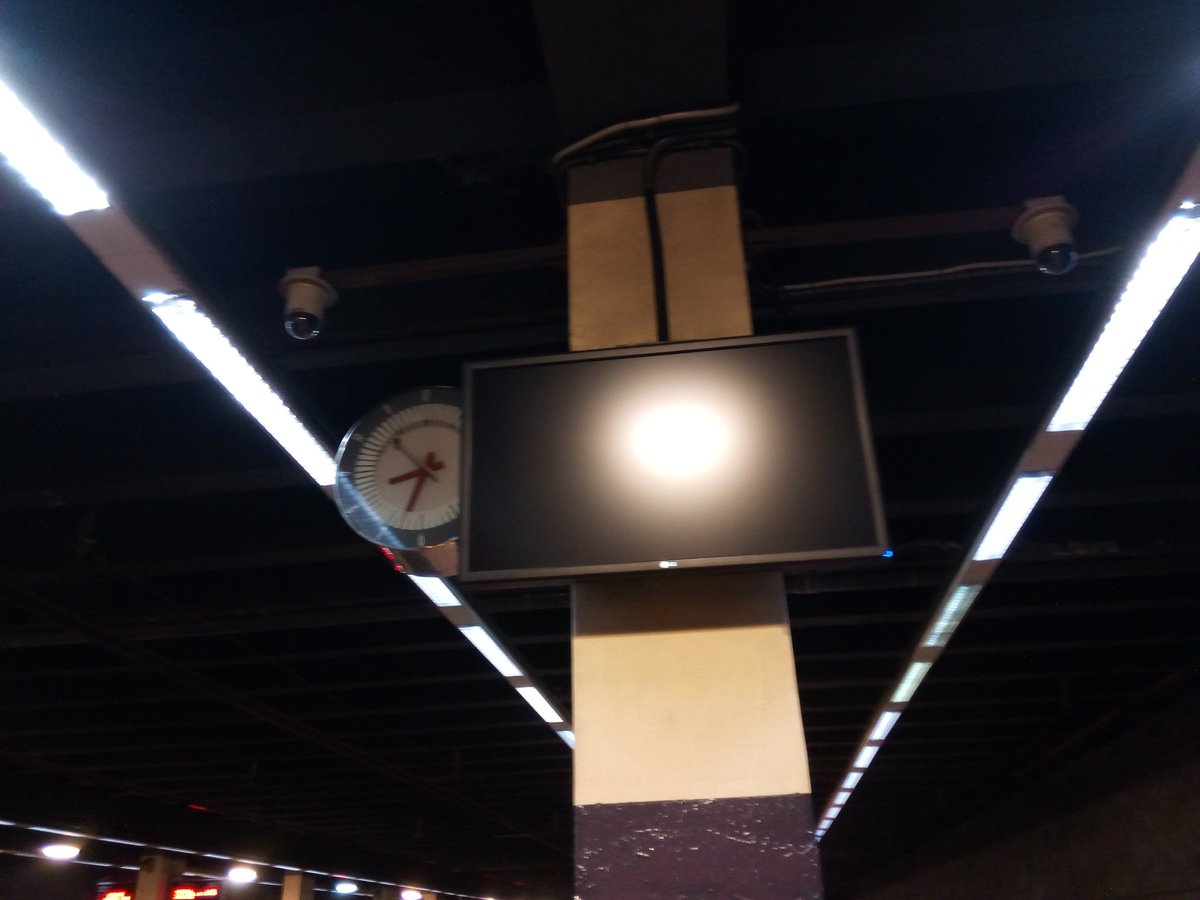 JosepPujantell's tweet photo. @rodalies Bon dia, aquesta pantalla de l'estació de Sant Andreu Arenal porta dies sense encesa. Ho podríeu solucionar? https://t.co/5ObfiOa8tb
