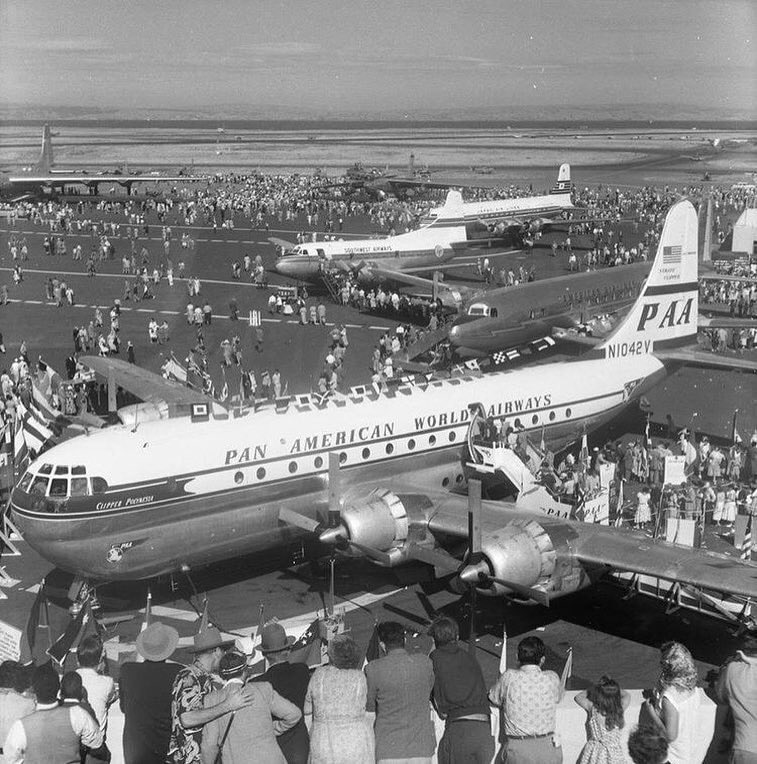 VadeAviones's tweet photo. #FotoHistórica es un @BoeingAirplanes #B377 #Stratocruiser de #PANAM llamado #ClipperPolynesia cerca de 1954. #VadeHistoria https://t.co/g7sFerhUZp