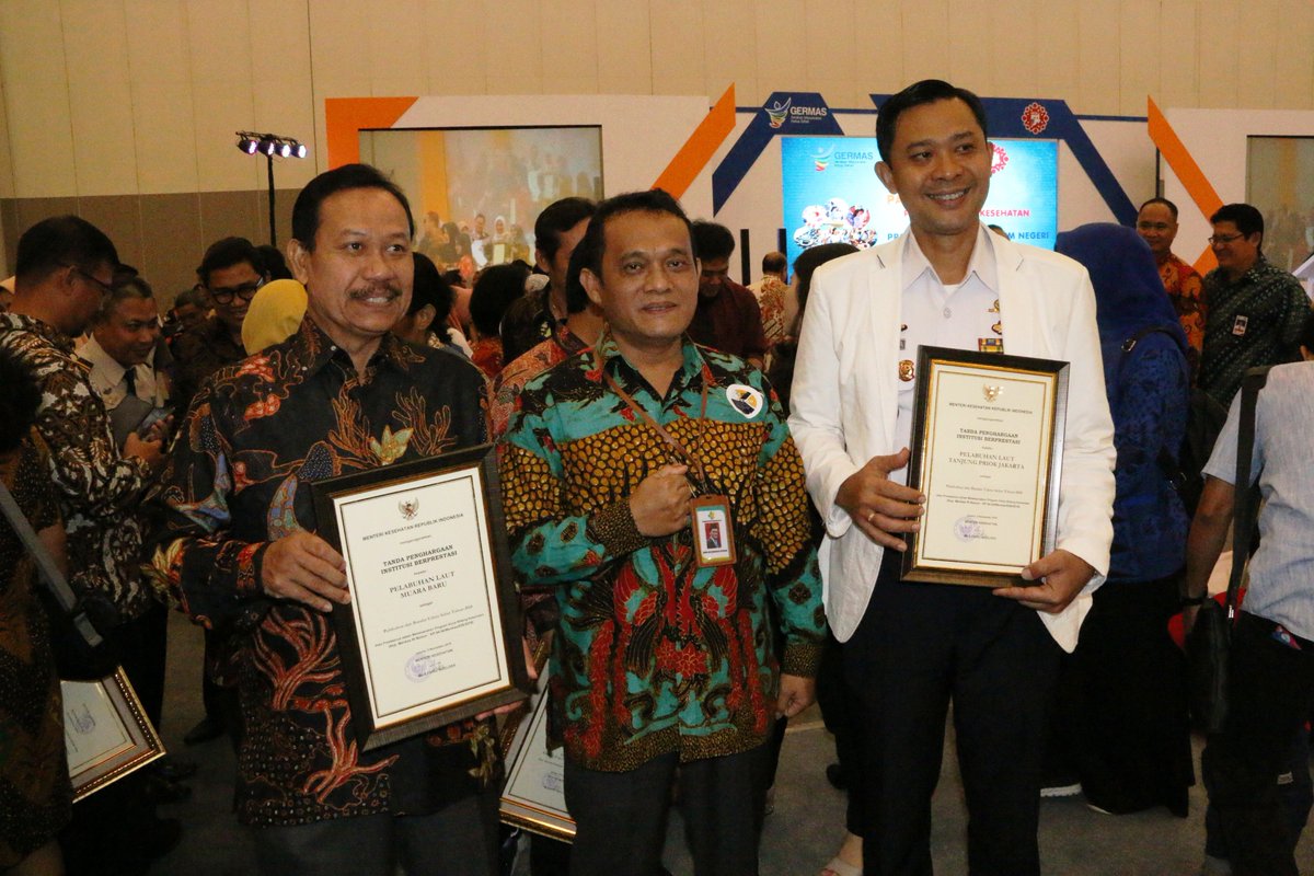 PPSNizam_Jkt's tweet photo. 10/11. Dirjen Kesehatan Masyarakat, Kemenkes RI menganugerahkan Tanda Penghargaan Pelabuhan Sehat kpd #PPSNZJ dgn kategori Pelabuhan Umum, Pengumpul disela Pameran Pembangunan Kesehatan &amp;  Produk Dlm Negeri di ICE-BSD Tangsel. @kkpgoid @mzulficar @djpt_kkp https://t.co/nWyKQOpDfh
