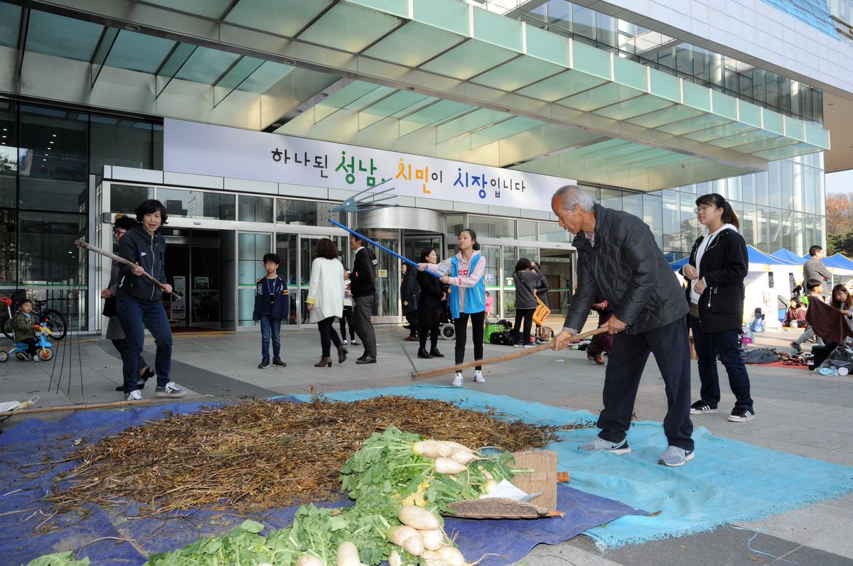 ms103702's tweet photo. 2018 성남시 사회적경제 한마당 이모저모^^
하나된 성남! 사회적경제가 함께합니다.
미래로 가는 길에는 항상 사회적경제가 있어요~~
#성남시  #고용노동과 #사회적경제 https://t.co/DowZoQoq4b