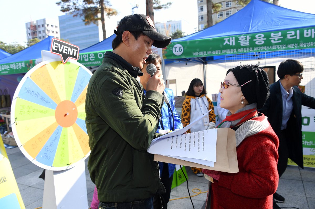 ms103702's tweet photo. 2018 성남시 사회적경제 한마당 이모저모^^
하나된 성남! 사회적경제가 함께합니다.
미래로 가는 길에는 항상 사회적경제가 있어요~~
#성남시  #고용노동과 #사회적경제 https://t.co/DowZoQoq4b