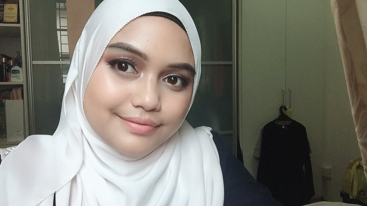 Sparkle813679's tweet photo. Woke up at 4am just to prepare for my convo yestedday. Took this picture after I arrived home at 4pm. Long day, tired af but it was worth it π #34thIIUMConvocation #IIUM34thConvocation #motd #nowifeellikecrap
@RiceDollsMY @twt_makeupmy https://t.co/zaRWAS4UmS