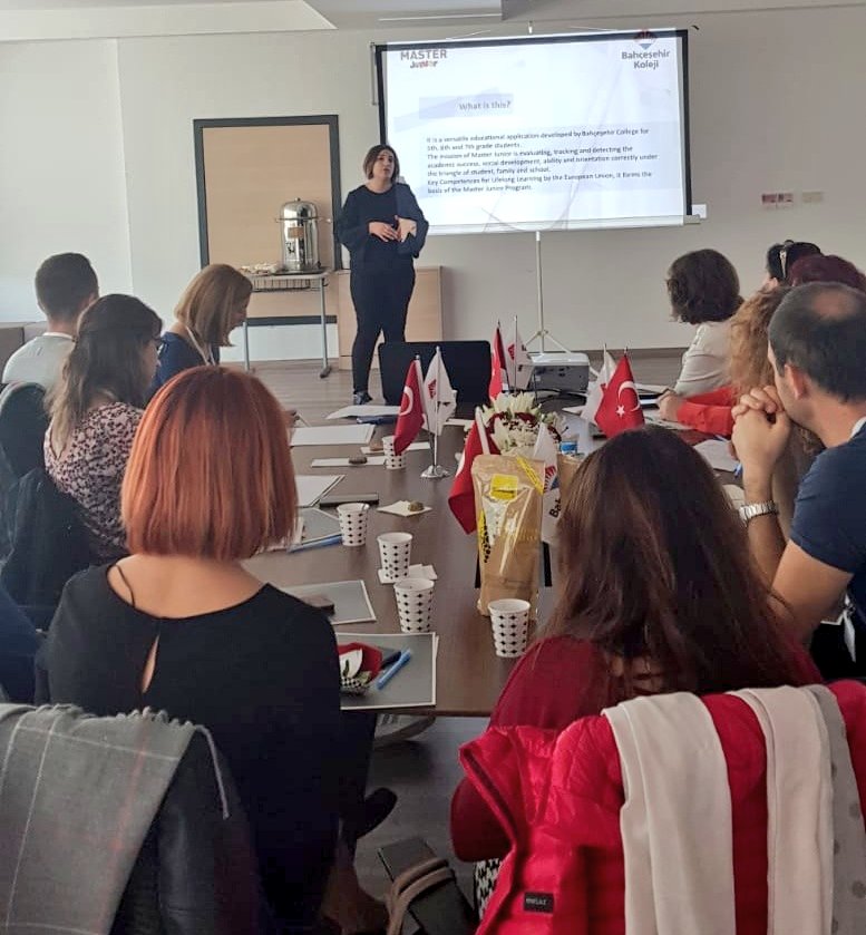 BahcesehirGA's tweet photo. Gaziantep Bahçeşehir Koleji'nin yürüttüğü Hands on Clil Erasmus projesi kapsamında okulumuzda verilecek olan #masterjunior konulu öğretmen eğitimi için Portekiz,Slovakya ve İspanya'dan 12 öğretmen kampüsü ziyarete geldi. https://t.co/hIbdXVmylK
