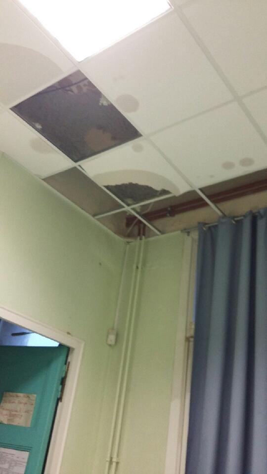 NicoPozy's tweet photo. Inondation à l'école, faux plafond qui s'écroule... Tout va bien dans les écoles des quartiers Nord à Marseille ! #Marseille #TeamPe @jcgaudin https://t.co/uTC7sgTylM