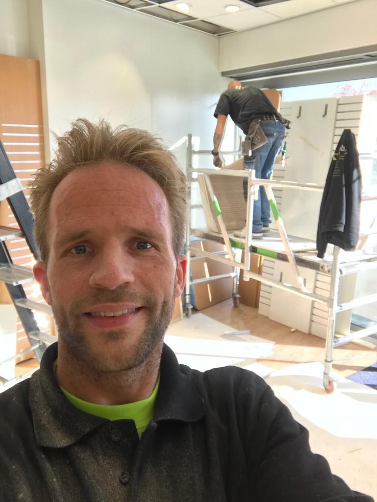 Tenbackproject's tweet photo. Onze nieuwe collega @erikvanroessel is vorige week een dagje mee gaan monteren. 😀  Hopelijk wil hij nu nog wel op kantoor werken. https://t.co/pMrB2Vdqfh