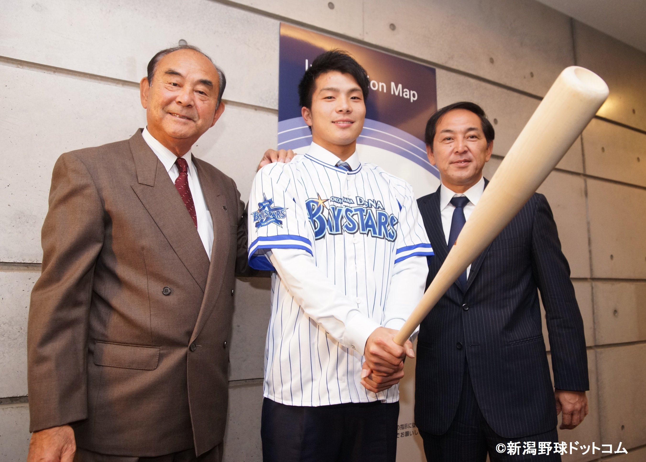 新潟野球ドットコム Twitterissa ｎｐｂ ｄｅｎａから６位指名を受けた新潟アルビレックス ｂｃ 知野直人内野手が新潟市のエコスタでｄｅｎａと仮契約 契約金2500万円 年俸600万円 金額は推定 背番号は 60 に決まる 知野内野手 背番号60と言えば知野 と言