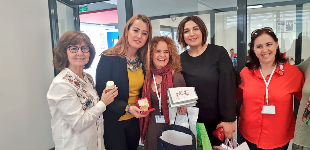 BahcesehirGA's tweet photo. Erasmus projesi kapsamında Portekiz,Slovakya ve Ispanya'dan gelen misafirlerimiz okulumuzu gezerek memnuniyetlerini ve beğenilerini  ifade ettiler.. https://t.co/faU3FIgWg2