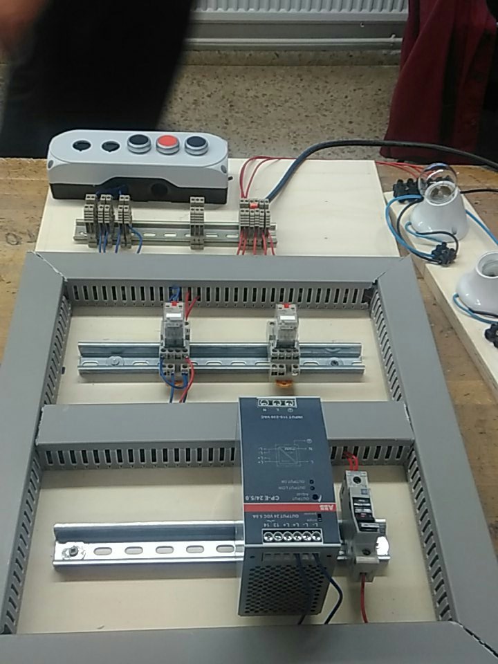 cusano_franco's tweet photo. Circuito automatizado de encendido de lamparas https://t.co/kyDPhzf7tA