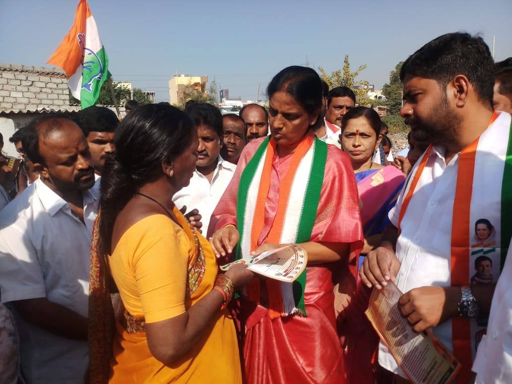 SabithaINC's tweet photo. ఈ రోజు మహేశ్వరం నియోజకవర్గం, మీర్ పేట్ మున్సిపాలిటీ లోని లేన్నిన్ నగర్ లో గడప గడప ప్రచారంలో పాల్గొనడం జరిగింది. 
#SabithaIndraReddy #Maheshwaram https://t.co/PoXbJs3cx8