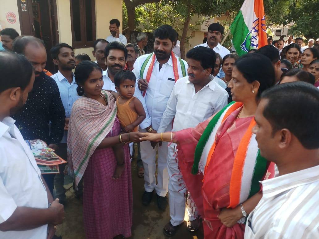 ఈ రోజు మహేశ్వరం నియోజకవర్గం, మీర్ పేట్ మున్సిపాలిటీ లోని లేన్నిన్ నగర్ లో గడప గడప ప్రచారంలో పాల్గొనడం జరిగింది. 
#SabithaIndraReddy #Maheshwaram