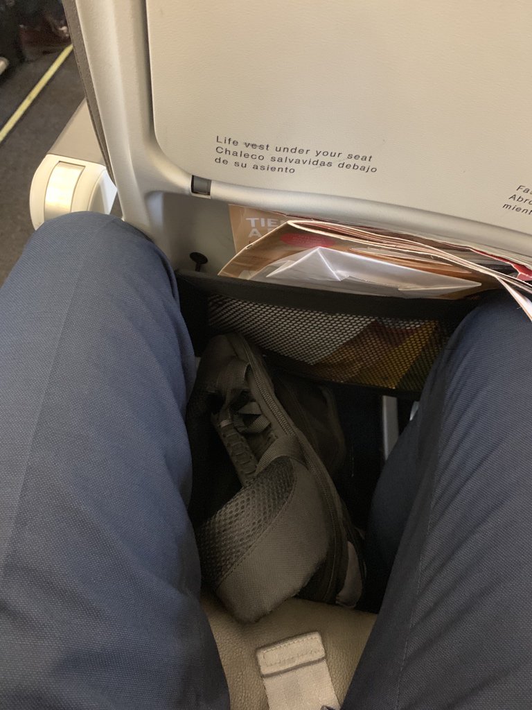_erenshaw's tweet photo. De verdad @Iberia os habeis empeñado a fondo en dar por saco a los altos, cada vez es mas complicado viajar con vosotros. Haced lo mismo a los gordos que al menos ellos pueden elegir ser asi… https://t.co/wBjblYWawe