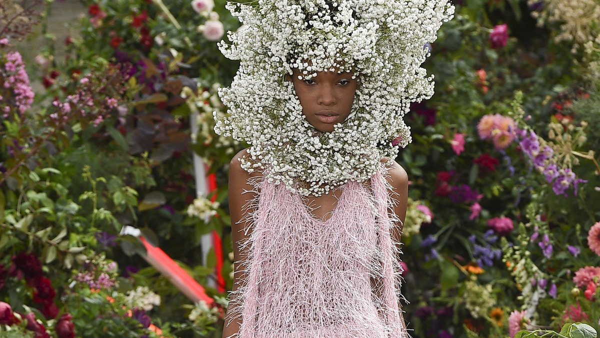 VogueRunway's tweet photo. In honor of @OfficialRodarte's first retrospective, the designers remember their favorite collections.  https://t.co/TAoXTaNFwR https://t.co/UkXUNiTeoN