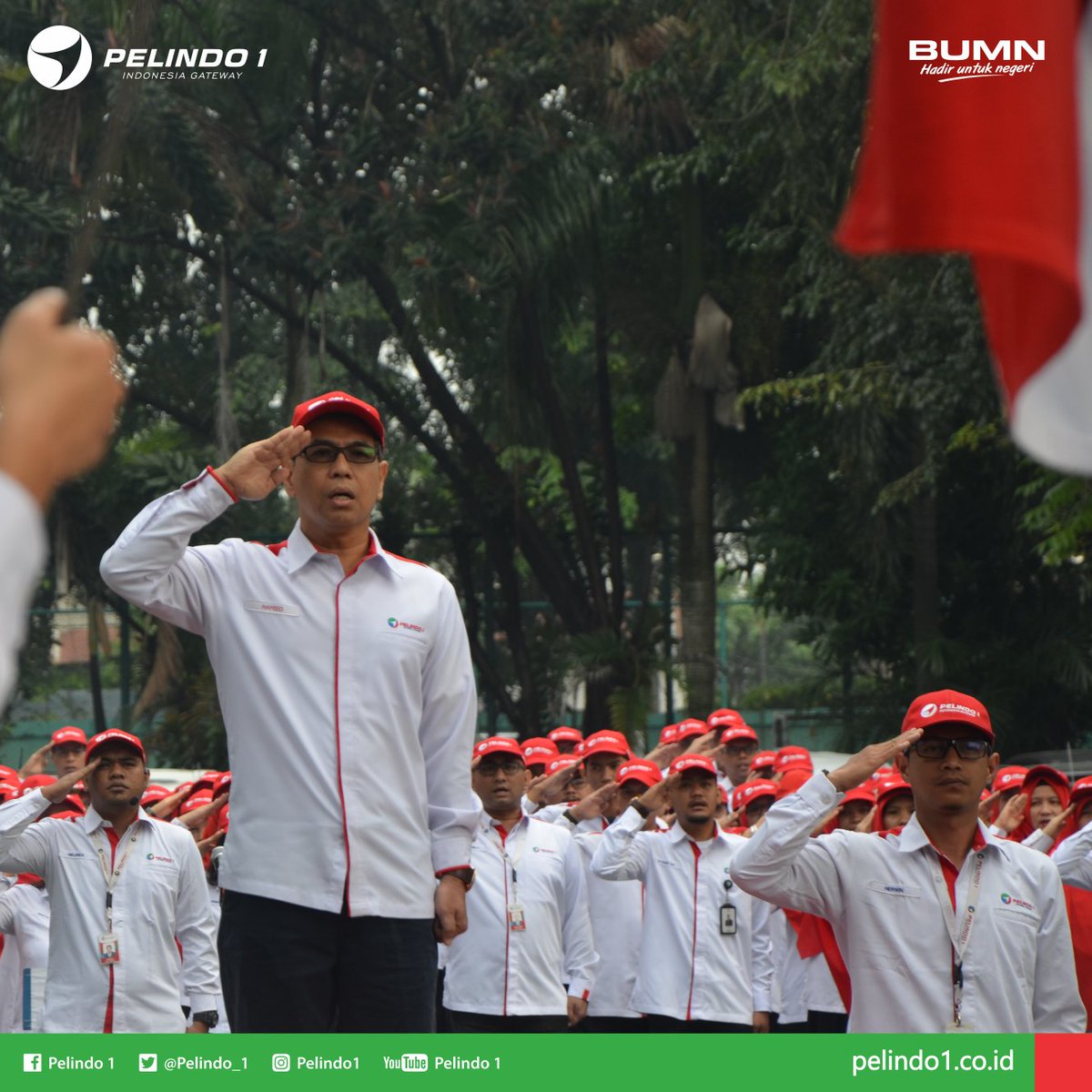 PelindoSPMT's tweet photo. #Portlovers, Senin (12/11) ini Pelindo 1 gelar upacara bendera untuk memperingati Hari Pahlawan di Kantor Pusat Pelindo 1. Bertindak sebagai pembina upacara pada upacara hari ini adalah Direktur SDM M. Hamied Wijaya.
#HariPahlawan #Pelindo1Update https://t.co/NSXqMdJhgU