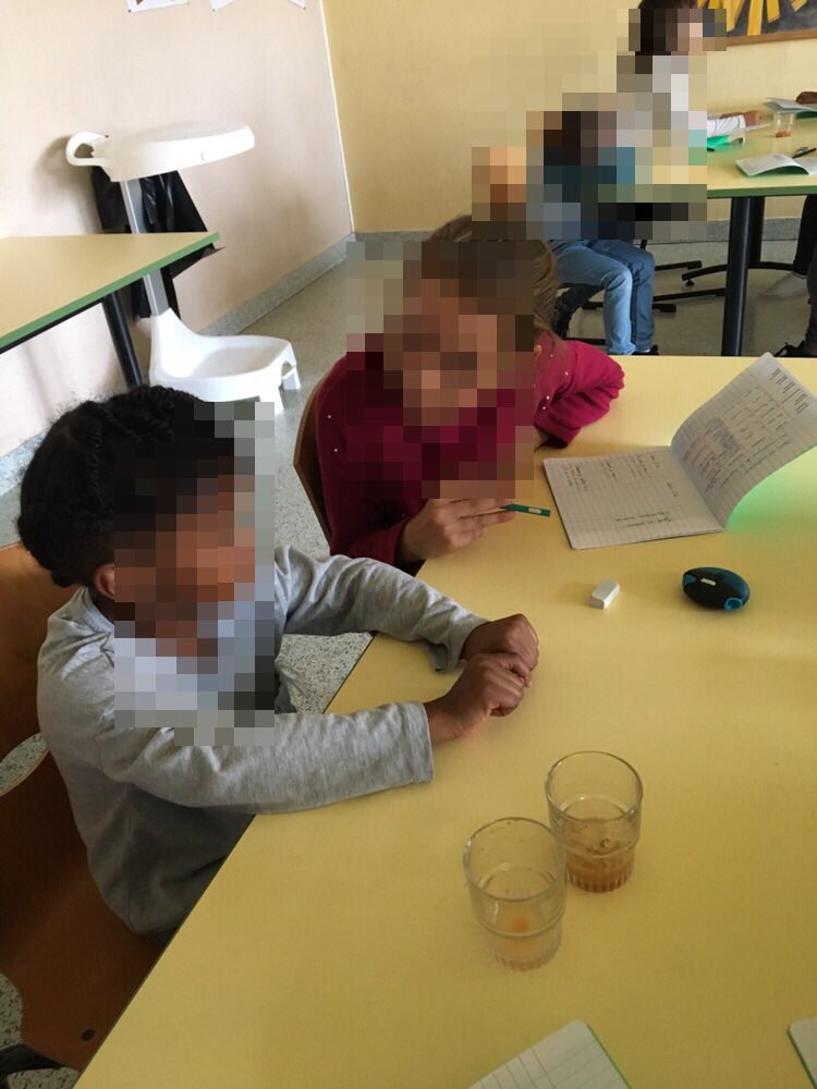 ychoulet's tweet image. @Paola__edu @ContactAnegj La classe du gout crée du lien entre les mangeurs et leur environnement, elle crée aussi du lien entre les mangeurs. Ici des élèves de CM2 guident des CP pour déguster des jus de fruits « faits maison ». #classedugout #PMCE3D