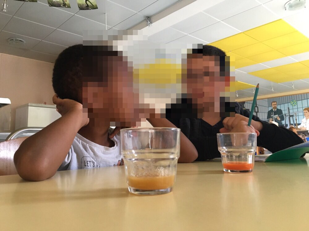 ychoulet's tweet image. @Paola__edu @ContactAnegj La classe du gout crée du lien entre les mangeurs et leur environnement, elle crée aussi du lien entre les mangeurs. Ici des élèves de CM2 guident des CP pour déguster des jus de fruits « faits maison ». #classedugout #PMCE3D