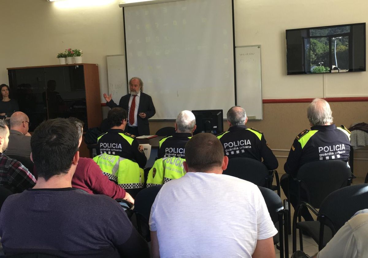 Amadeu Recasens, comissionat de seguretat, inaugura el programa de formació especialitzada pels Equips de Policia de Barri dels districtes de #LesCorts, #Gràcia i #HortaGuinardó. La #PoliciadeBarri és un nou model de treball de la <a href="/barcelona_GUB/">Barcelona Guardia Urbana Bici - Paròdia</a>. 

#Apeudebarri
