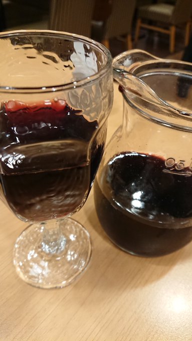 ガストで飲む今日の赤ワインは果実味があって美味しい。値段で考えるとびっくり。 