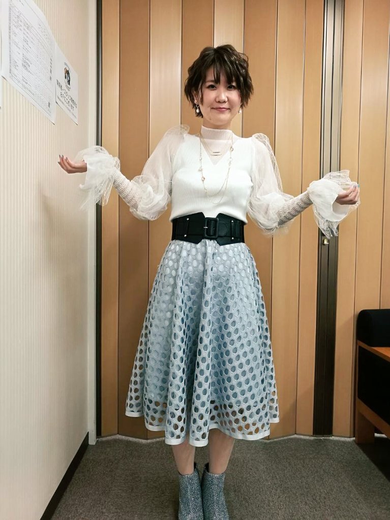 津田朱里 White Album2学園祭 18 Live Talkにお越しくださった皆さま 改めてありがとうございました 津田朱里は Twinkle Snow と 心はいつもあなたのそばに の2曲を歌わせていただきました 衣装はこんな感じでした 髪もふわっふわにして