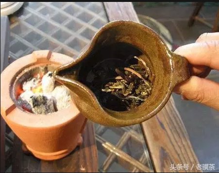 teaandbetter's tweet photo. Tea drinking customs: Naxi people salt tea and "Dragon Tiger Fight"
Read more on https://t.co/GoqO23J2ab
#brewtea #steeptea #chinesetea #looseleaftea #teatime #tealover #teawholesale #teacake #greentea #whitetea #blacktea #puerh #teaoftheday #teaaddict #teaenthusiast #teaexpert https://t.co/RK0OjioPyZ