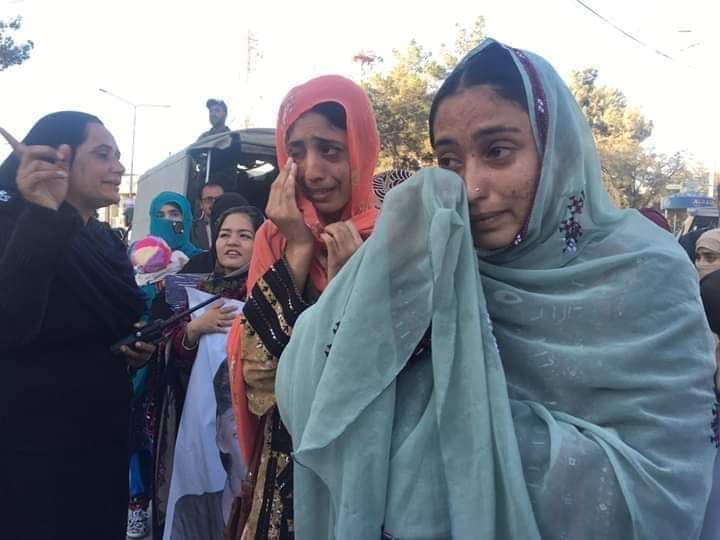 baloch_zabrain's tweet photo. کیا کہوں اور کہنے کو کیا رہ گیا 
 اپ کو دیکھ کر دیکھتا رہ گیا....
یہ انسوں ایک دن تمہیں بہہ کر لے جایگا
#SaveBalochMissingPersons 
@PM_Imran_Khan @HamidMirPAK @ZeeNews @TarekFatah @WusatUllahKhan https://t.co/ufRRtEGhaE
