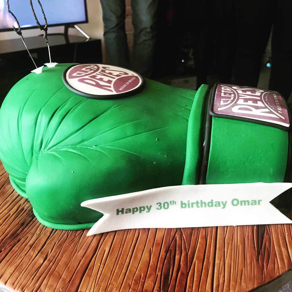 omarmxhxux's tweet photo. The big 30 yesterday and the Mrs surprised my with this @CletoReyesTeam Boxing Glove Cake. Tasted good 😋 #boxingcake #boxing #cletoreyes https://t.co/tfebp2Kxna