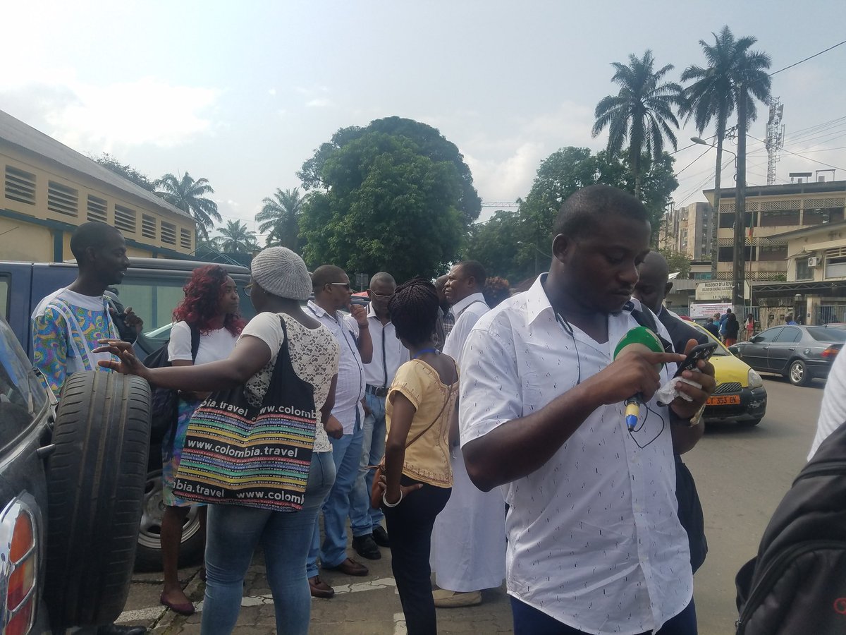 Asitchoma's tweet photo. Nous sommes au tribunal militaire de Bonanjo pour soutenir @Mimimefo237 pour sa première audience.
#WeStandForMimi
#FreeMimiMefo
#JournalismIsNotACrime https://t.co/zMYGWZ2I4Z