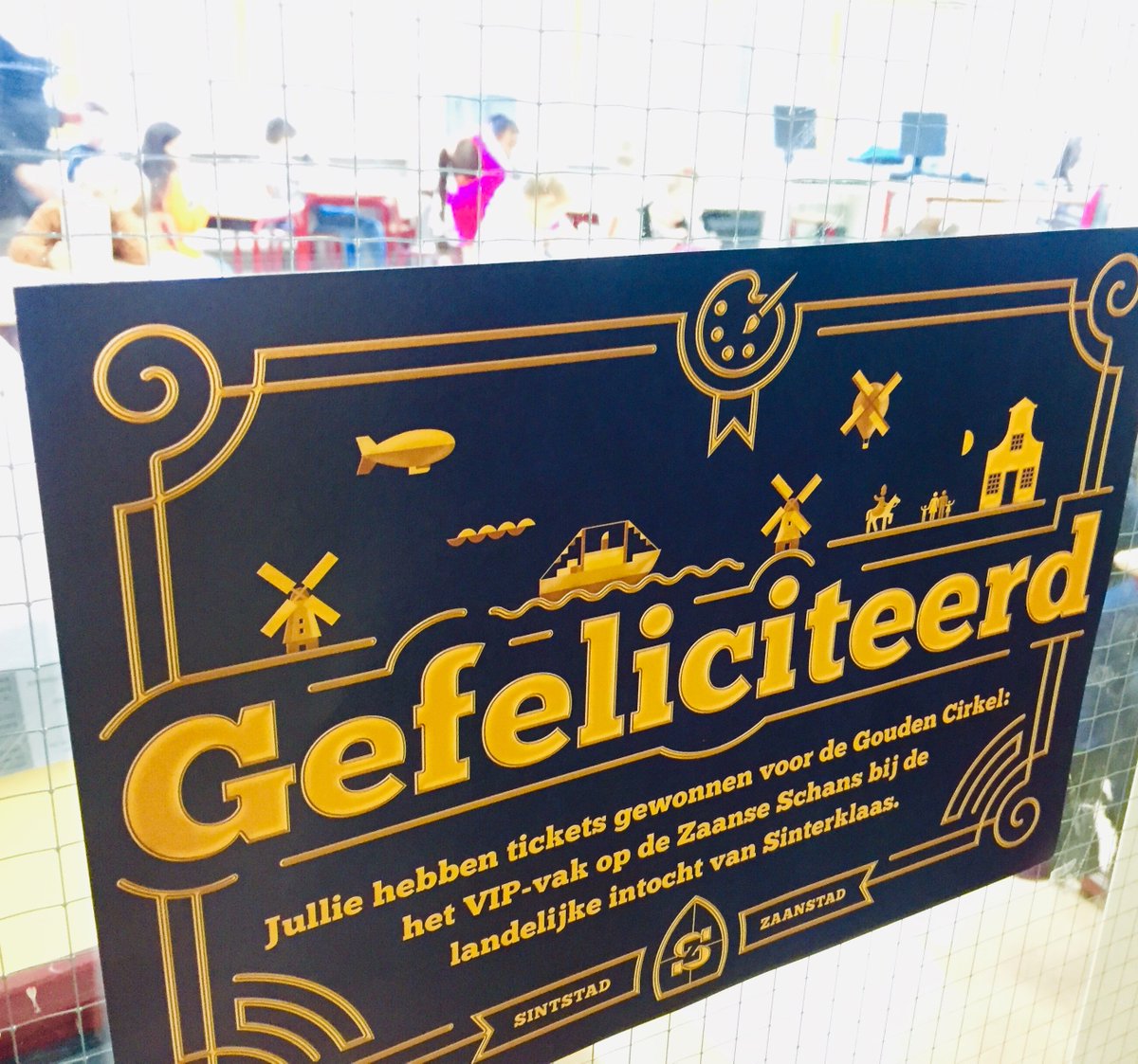 Zie ginds komt de.. Dit jaar komt de stoomboot voor gr 4 van #DaltonschoolDeWesterkim wel heel dichtbij.. Mrad heeft de kleurwedstrijd van de landelijke intocht van #Sinterklaas gewonnen. Groep 4 bekijkt de intocht vanuit de gouden cirkel: het VIP-vak! #HeldMrad #HijkomtHijkomt