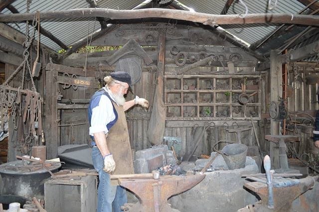 flaggyhill's tweet photo. Our Blacksmith demonstrating the tricks of the trade 👌 https://t.co/AAqVzhIY6m