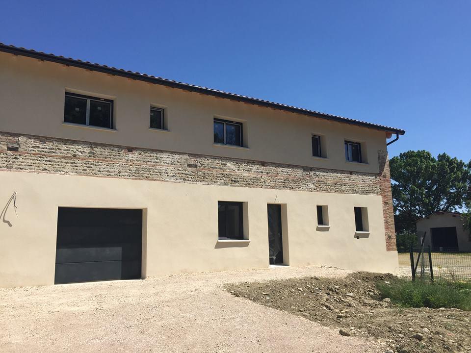 ConstructionsMu's tweet image. Projet de rénovation d'un corps de ferme sur la commune d'Ondes. La réhabilitation touche à sa fin, et quand nous comparons le bâtiment initial au résultat final, il est difficile de retrouver des similitudes ! 🏗️🏡
#Maisonsneuve #Constructeurdemaisontoulouse