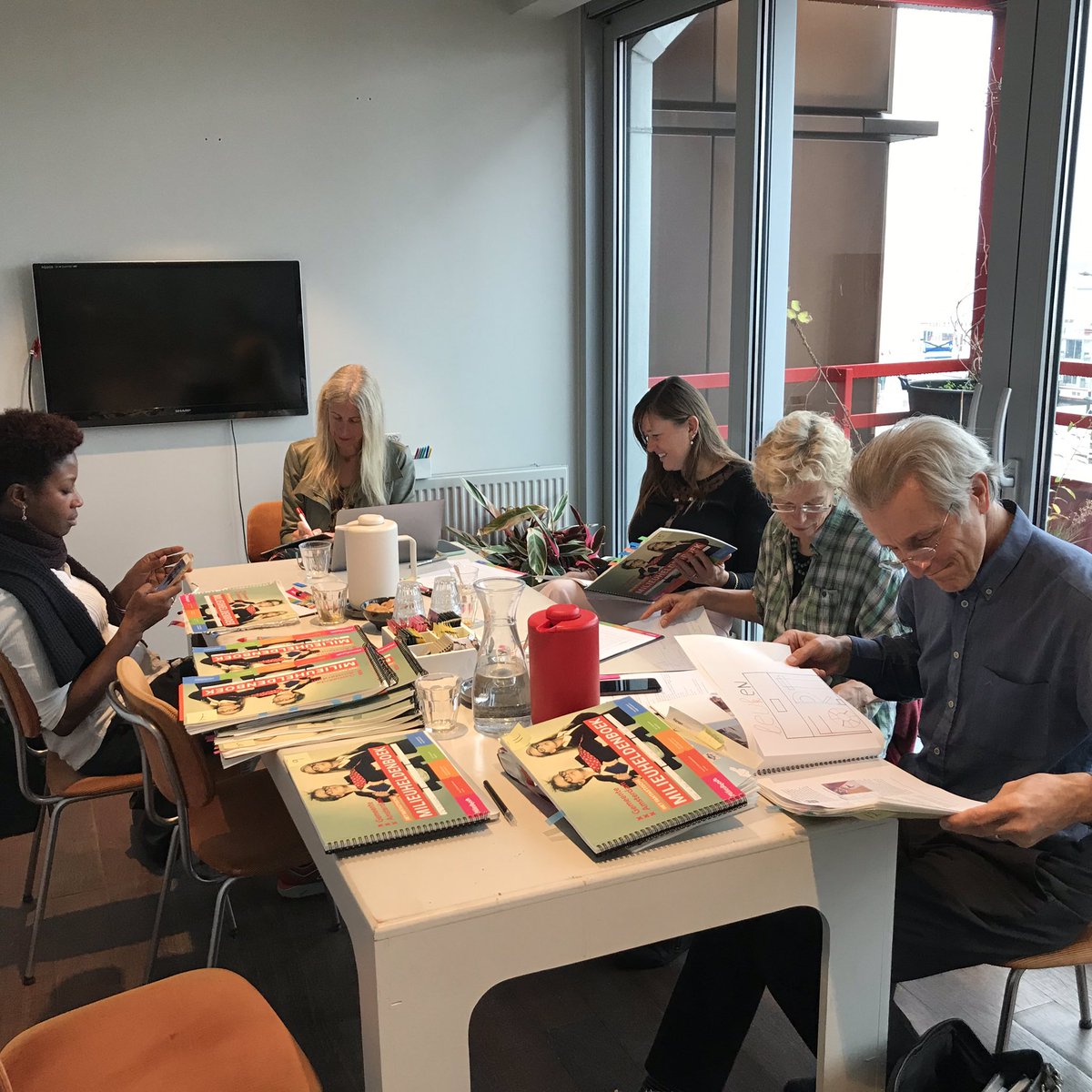 De jury is druk bezig met alle mooie inzendingen! Wat een goede ideeën zitten ertussen💪🏼🍃 #minderco2 #aardgasvrij #amsterdam @gemeenteamsterdam @MauritsGroen