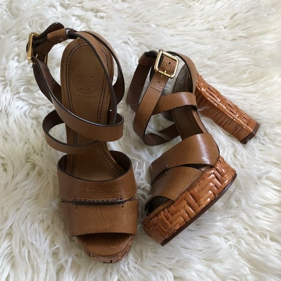 laterry6's tweet photo. So good I had to share! Check out all the items I'm loving on @Poshmarkapp #poshmark #fashion #style #shopmycloset #silpada #toryburch: https://t.co/segTWkpVed https://t.co/D2K2ZHVVh0