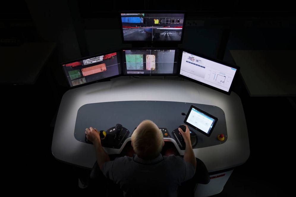 Kalmarglobal's tweet photo. Join our free #webinar on 20 November to watch a real #AutoRTG in action and get an exclusive look at what our unique visitor centre - The EDGE - in Tampere looks like. Sign up now: https://t.co/aBCb7vygkf https://t.co/bTgdLCgfvg