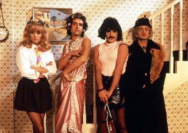 vinyl_tackey's tweet photo. 『ボヘミアン・ラプソディ』の内容が史実と異なる、という意見があるようですが「I Want to Break Free」のMV撮影シーンでロジャー・テイラーが抜群にかわいいのが史実通りで素晴らしかったと思います。（下は実際の写真） https://t.co/0RBvIrYHQa