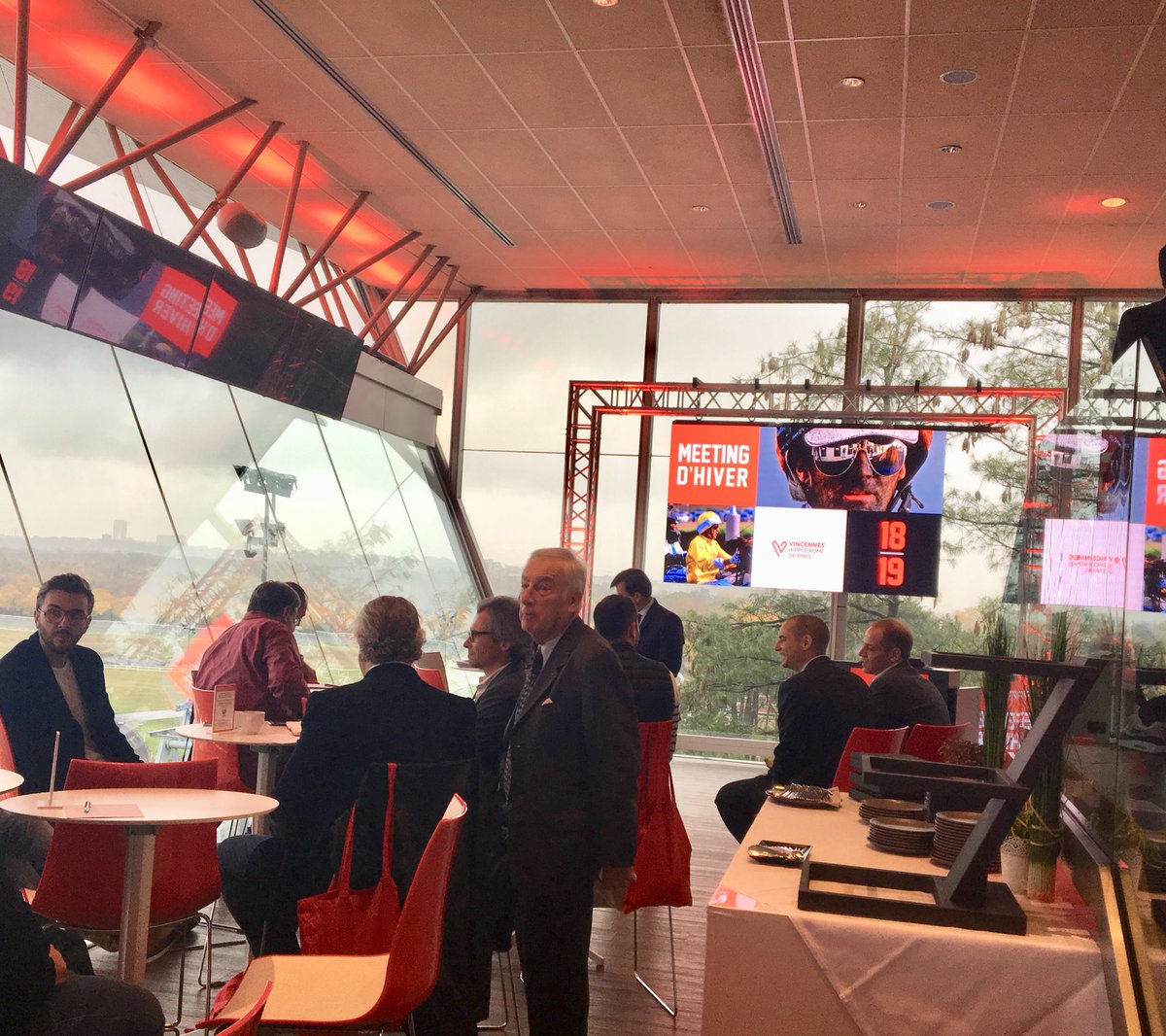 CelineGillet's tweet photo. En direct de la conf de presse de @LeTrot à Vincennes pour tout savoir du meeting d’hiver. « Le @_PMU sera beaucoup plus à nos cotés dans la mise en place du meeting d’hiver », Dominique de Bellaigue. #MH1819 https://t.co/UoisOP0Tuw