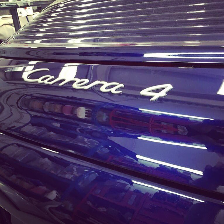 martapi82's tweet image. Acabat fibal del vehicle amb la tècnica wetsanding per treure les petites imperfeccions que hagin pogut quedar en la fase de pintura #comarbi #politprofessional #porschecarrera #wetsanding #tallerplanxaipintura #recanvisicolors